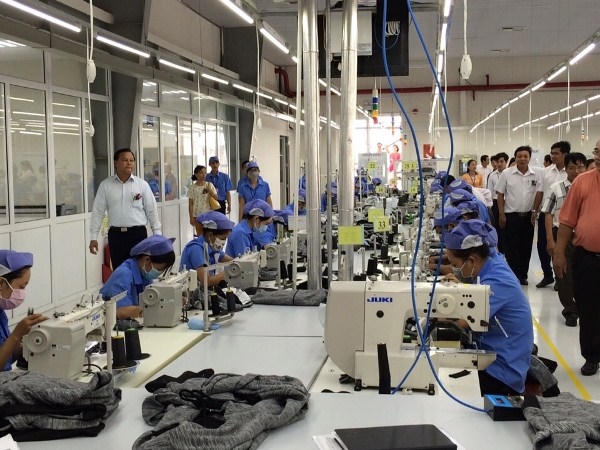 Bên trong phân xưởng nhà máy may Vinatex.