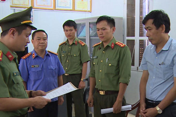 Ông Đặng Hữu Thủy (Phó Hiệu trưởng trường THPT Tô Hiệu, Sơn La, Ủy viên Tổ chấm trắc nghiệm) là 1 trong 3 bị can bị tạm giam