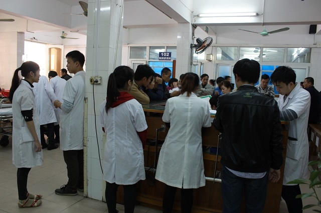 Những ngày Tết, bệnh viện Việt Đức lúc nào cũng trong tình trạng quá tải.