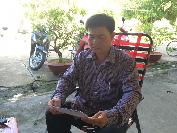 Ông Đỗ Anh Tuấn đang xem những quyết định trái pháp luật.