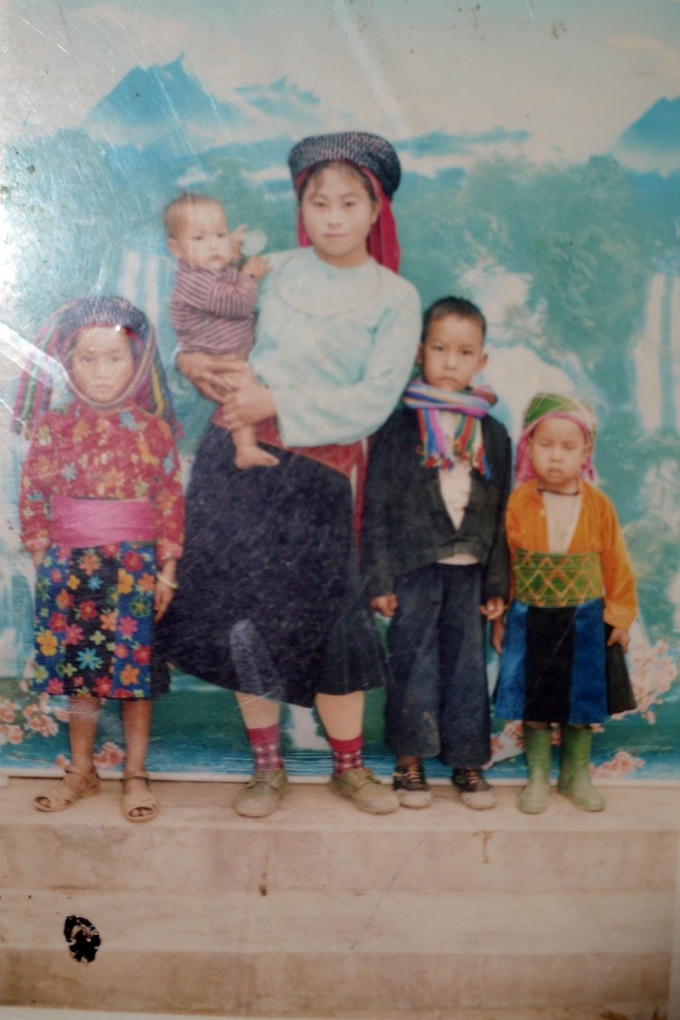 Em Mai (áo đỏ bên trái) khi mới 5 tuổi. ( ảnh Phàn Giào Họ)