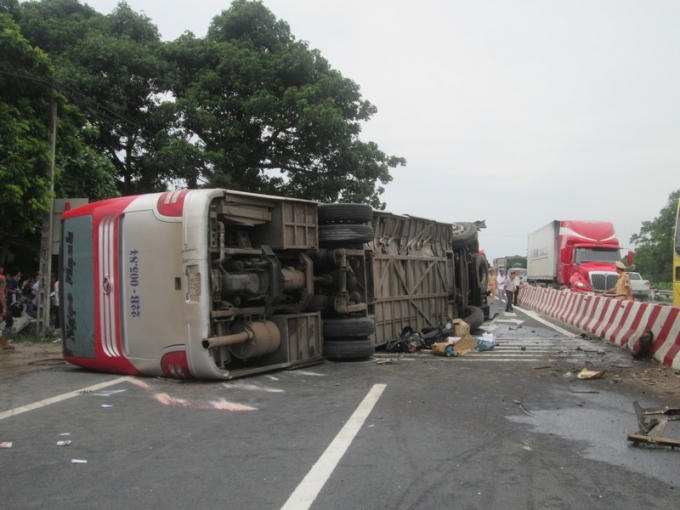 Đồ đạc trên xe bị rơi xuống lòng đường.