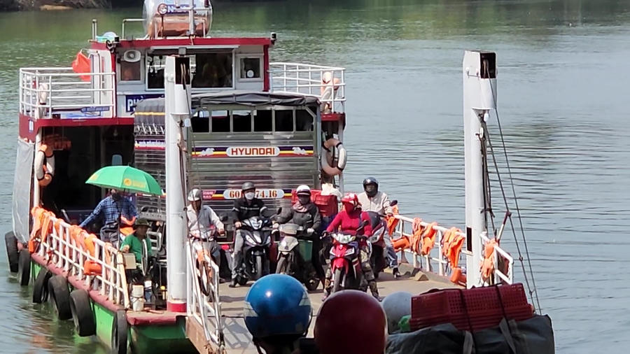 Không một người dân nào mặc áo phao khi đi phà.