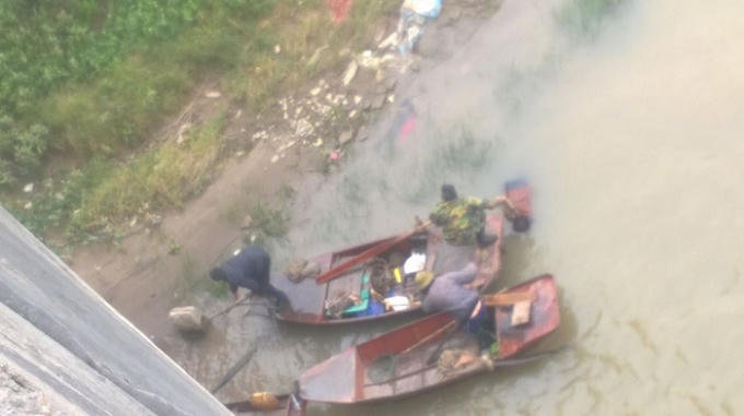 Hơn 12h cùng ngày, thi thể của cô gái đã được tìm thấy.