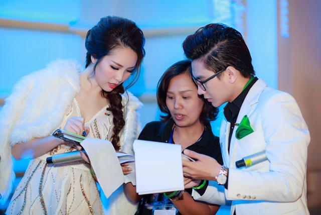 Thụy Vân và Công Tố đang bàn bạc kịch bản chương trình Giờ trái đất 2017.