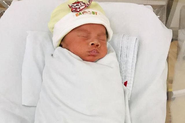 Bé trai đã được 1 tháng tuổi, hiện đang sống nhờ sự giúp đỡ của các y bác sĩ