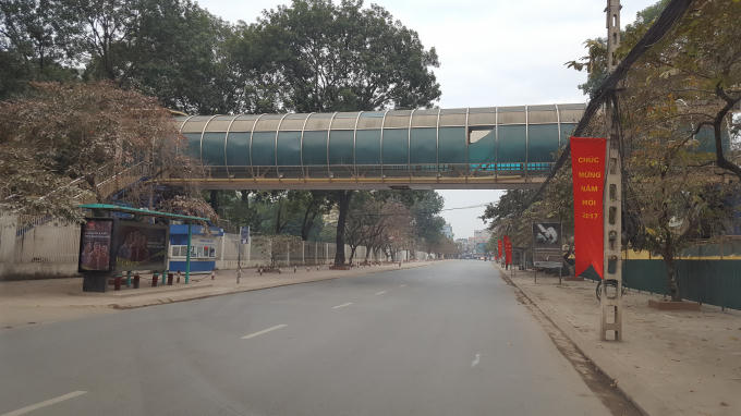 Quang cảnh vắng lặng hiếm gặp trên tuyến đường 70 (đoạn qua trước cổng bệnh viện Quân y 103, Hà Đông).