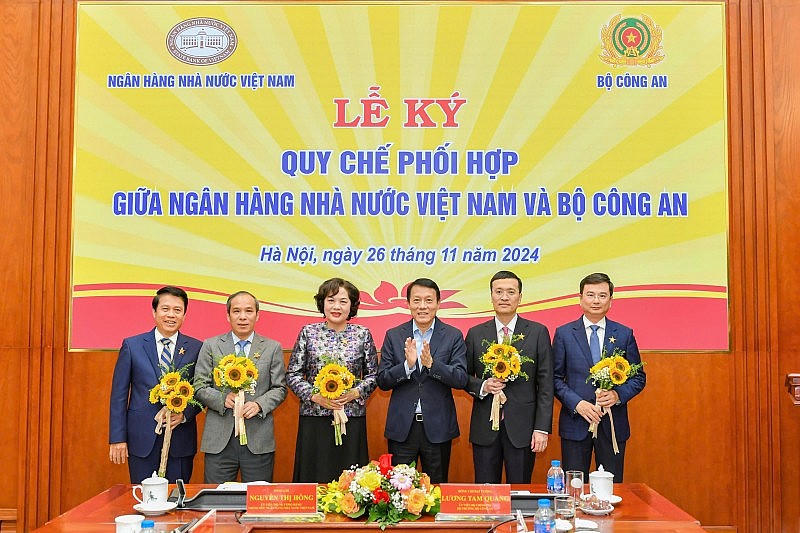 Bộ trưởng Lương Tam Quang trao Kỷ niệm chương "Bảo vệ an ninh Tổ quốc" cho lãnh đạo Ngân hàng Nhà nước