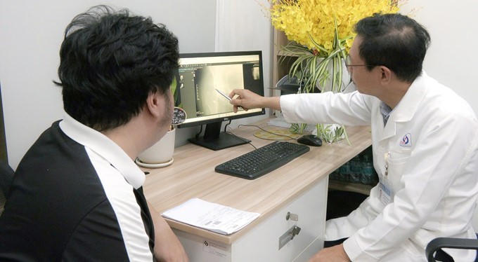 Bệnh nhân được bác sĩ điều trị thăm khám sau khi mổ thành công. (Ảnh: BVCC).