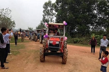 Nghệ An: Thú vị màn rước dâu bằng 8 xe máy cày