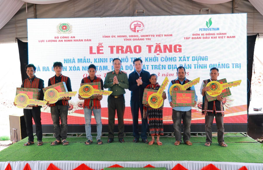 Thứ trưởng Bộ Công an Phạm Thế Tùng và Bí thư Tỉnh ủy Quảng Trị Nguyễn Long Hải đã trao chìa khóa tượng trưng và 12 suất quà của Bộ trưởng Bộ Công an cho 12 hộ dân trên địa bàn. Ảnh: CAQT