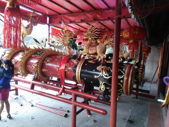 Hai quả pháo khổng lồ và những kiệu pháo được rước vòng quanh làng Đồng Kỵ và rước ra đình làng để cúng tế và thờ.