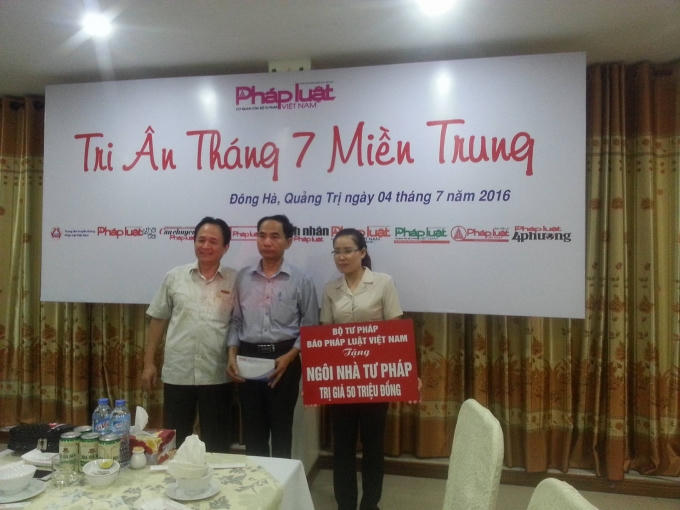Chị Lê Thị Thương nhận quà và gửi lời cảm ơn sâu sắc đến Bộ Tư pháp và báo Pháp luật Việt Nam.