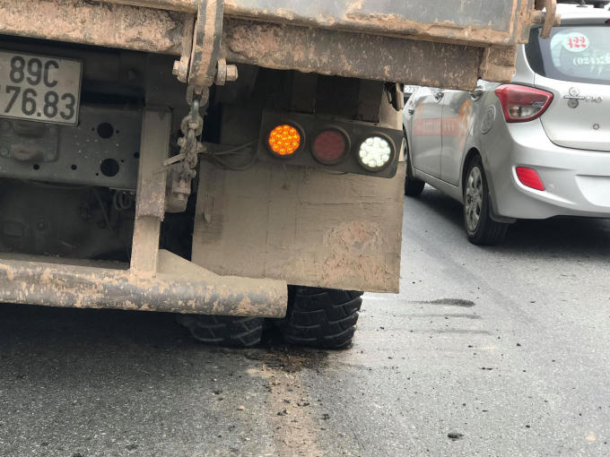 Lốp xe nổ vì xe tải có dấu hiệu quá tải.