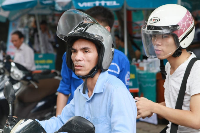 Khuôn mặt lo lắng, căng thẳng luôn thường trực của phụ huynh có con em tham dự kỳ thi THPT Quốc gia năm nay.
