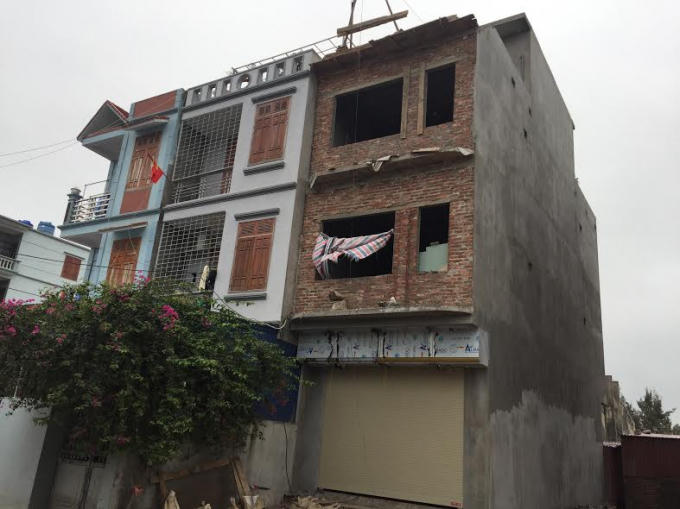 Một trong những ngôi nhà tại thị trấn Cát Hải, tuy đã xây gần xong nhưng không thể hoàn thiện.