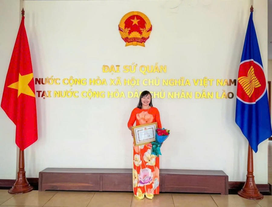 Thạc sĩ Nguyễn Thị Hiền nhận Bằng khen của Đại sứ đặc mệnh toàn quyền Việt Nam tại Lào về thành tích trong giảng dạy Tiếng Việt, truyền bá văn hoá Việt tại Lào.