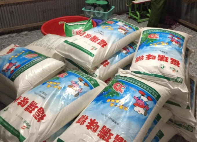 Nhiều bao bột ngọt mang nhãn hiệu nước ngoài.