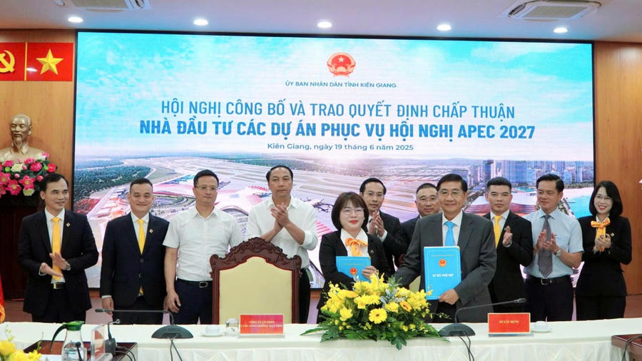 Ông Lê Việt Bắc - Tân Giám đốc Sở Xây dựng Kiên Giang và bà Phan Bùi Bích Phương (đầu tiên bìa trái) - Chủ tịch HĐQT Công ty Cổ phần Hàng không Mặt Trời Phú Quốc ký hợp đồng dự án đầu tư mở rộng cảng hàng không quốc tế Phú Quốc với Kiên Giang