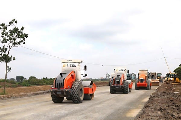 Dự án đường Tân Phúc - Võng Phan (giao ĐT.378) có tổng chiều dài 29,2km đang đẩy nhanh tiến độ thi công. Công trình có tổng mức đầu tư 2.986 tỉ đồng, khi hoàn thành sẽ góp phần hình thành tuyến đường liên vùng kết nối đường cao tốc Hà Nội - Hải Phòng - Hưng Yên - Ninh Bình.