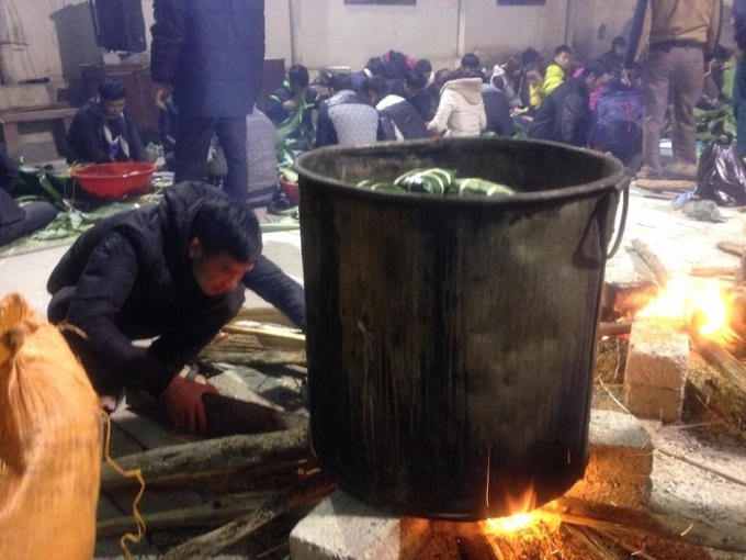 Trắng đêm nấu bánh chưng (ảnh CTV).