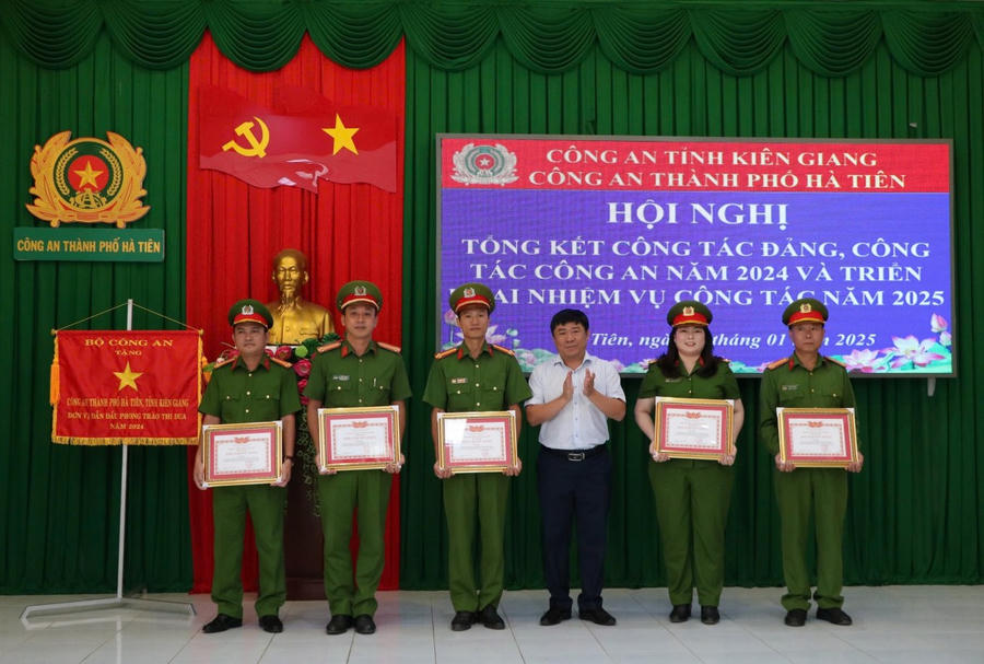 Ông Mai Quốc Thắng trao Giấy khen của Giám đốc Công an tỉnh cho các tập thể, cá nhân có thành tích xuất sắc trong thực hiện công tác chuyên môn