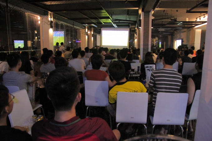 Một không gian trong quán cafe, người xem cũng rất đông.