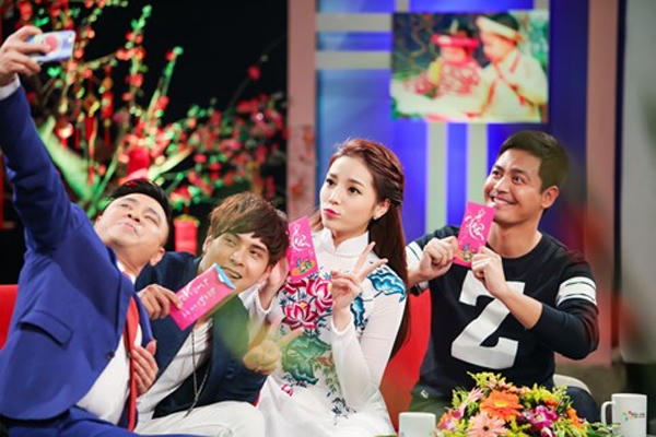 Bốn khách mời nổi tiếng cùng tạo dáng dễ thương với phong bì lì xì. Ảnh: Internet