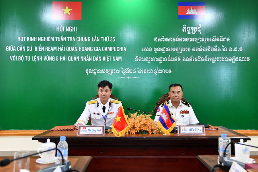 Thượng tá Mai Đăng Danh và Phó Đô đốc May Dina đồng chủ trì hội nghị
