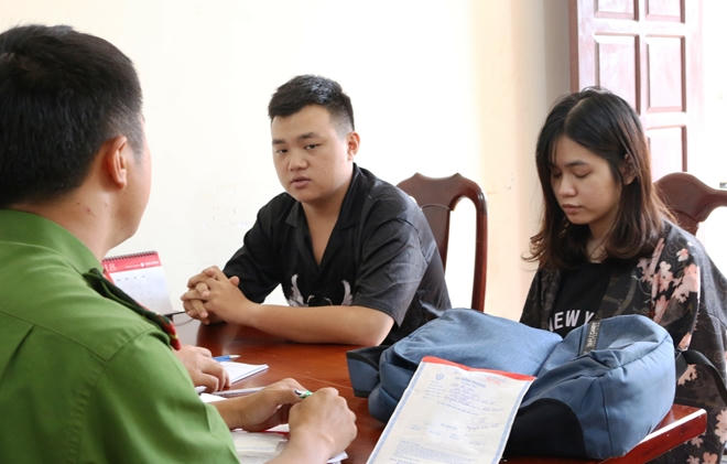 Hai đối tượng Kiên và Phương tại cơ quan điều tra.