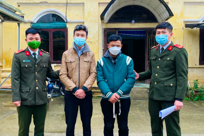 Đối tượng Nguyễn Phi Thịnh (trái) và Nguyễn Xuân Thìn tại cơ quan công an.