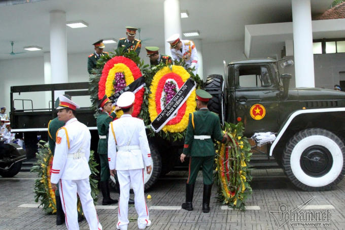 Vòng hoa được dựng bao quanh thân xe