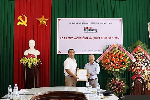 Ông Phan Chí Hiếu (trái) trao quyết định thành lập Văn phòng Miền Trung cho ông Nguyễn Phi Hoàng.