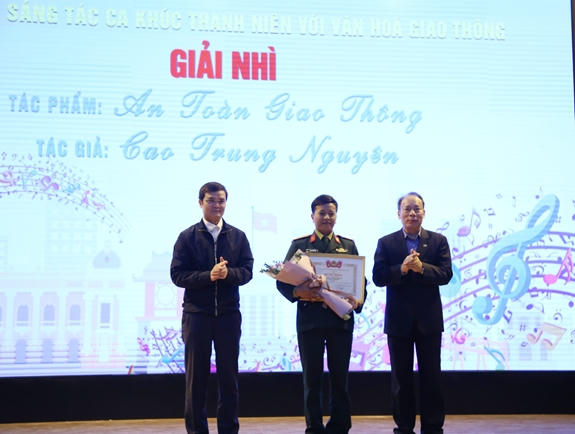 Ban tổ chức trao giải nhì cho tác phẩm “An toàn giao thông” của tác giả Cao Trung Nguyên đến từ Khánh Hòa.
