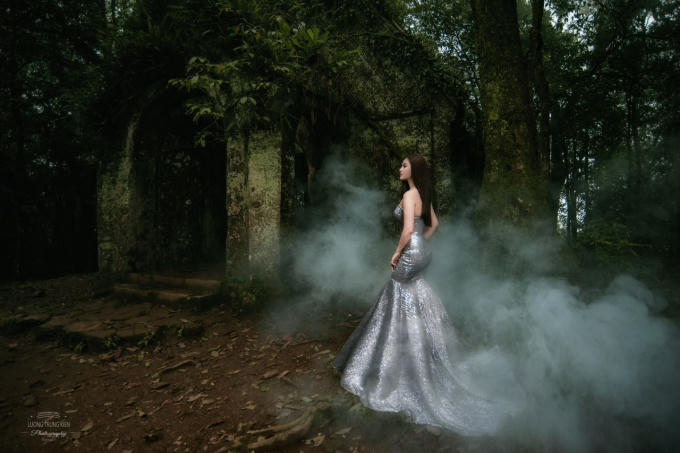Người đẹp gây sốt với loạt ảnh cô đơn trong rừng