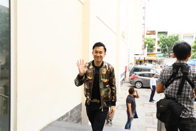 Dương Triệu Vũ chọn cho mình trang phục khỏe khoắn, cá tính. Hai chị em Cẩm Ly – Minh Tuyết.