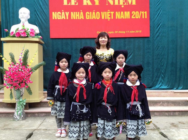 Cô giáo Đỗ Thị Thắm và các học trò của mình.