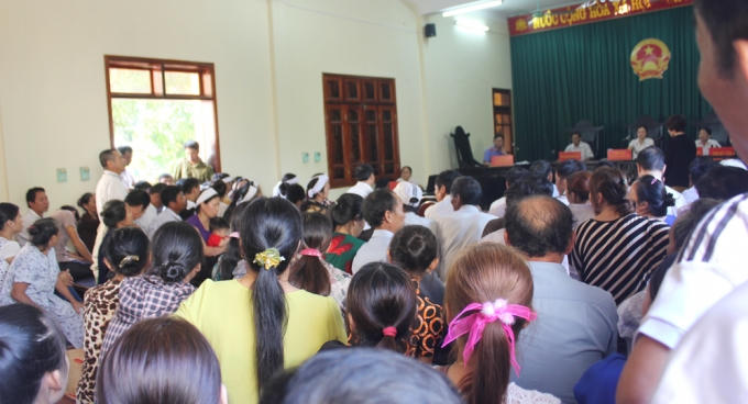 Hàng trăm người tham dự phiên tòa