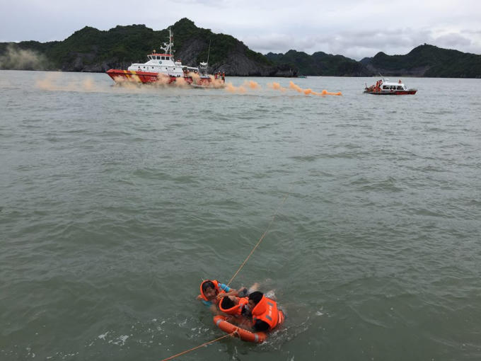 Nạn nhân được các thủy thủ đoàn tiếp cận và đưa vào bờ.