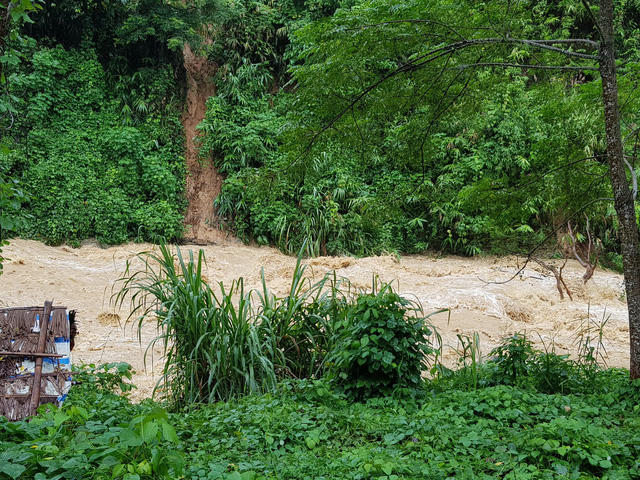 Suối Nậm Hỷ luôn dâng cao khiến bà con trong bản ra giao lưu, đi làm gặp rất nhiều khó khăn. Ước mơ có một cây cầu bắc qua suối là mong muốn cháy bỏng từ bao đời nay của bà con Khơ Mú bản Na Lợt.
