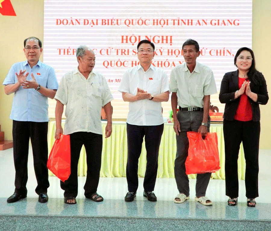 Phó Thủ tướng Lê Thành Long tặng quà cho các hộ gia đình có hoàn cảnh khó khăn trên địa bàn (Ảnh: Khánh Thùy)