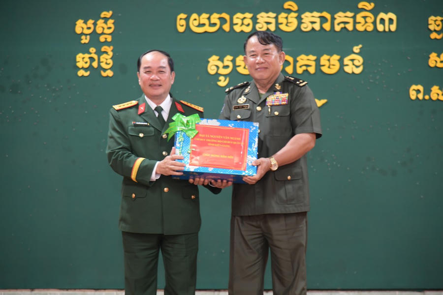 Đại tá Nguyễn Văn Ngành - Ủy viên Ban Thường vụ Tỉnh ủy, Chỉ huy trưởng Bộ CHQS tỉnh Kiên Giang chúc tết và tặng quà tết tại Bộ Tư lệnh Quân khu 3, Quân đội hoàng gia Campuchia
