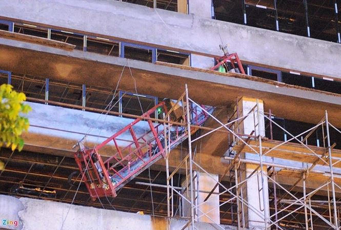 Hiện trường vụ sắt rơi làm chết người ở đường Lê Văn Lương (Hà Nội)