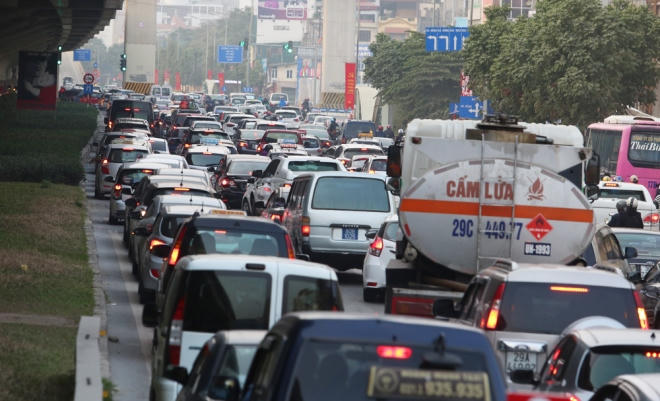 Chiều mùng 4 tết Đinh Dậu (31/1), đường dẫn và các tuyến vành đai trên cao Hà Nội ùn tắc nhiều giờ do lượng xe đổ về Thủ đô sau dịp tết nguyên đán tăng đột biến.