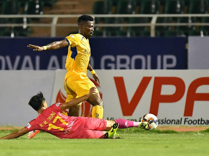 V-League mới đá hai lượt phải hoãn và chưa biết đến tháng 4 bóng có lăn lại như dự kiến hay không. Ảnh: TRÂM ANH