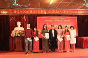 Phó Tổng biên tập Vũ Hoàng Diệp trao quyết định công nhận đảng viên chính thức