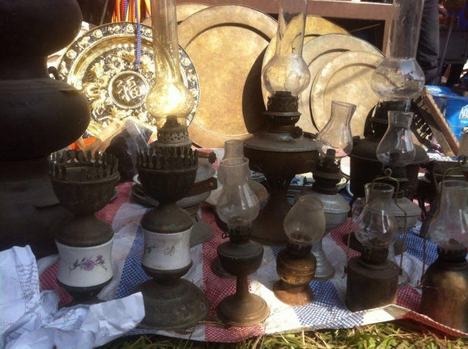 Vật dụng cổ cũng được bày bán tại đây.
