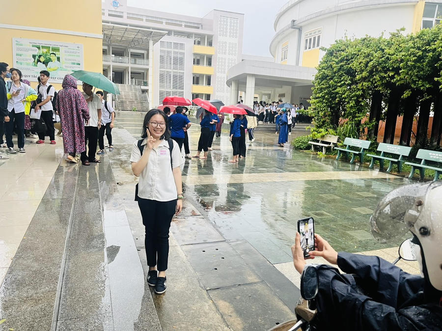 Thí sinh được phụ huynh chụp tấm ảnh kỉ niệm ngày cuối của kỳ thi.