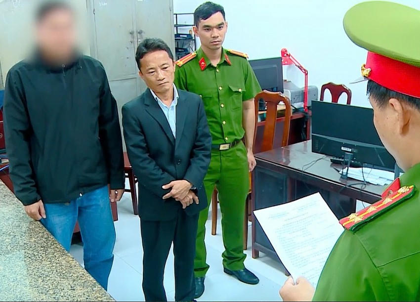 Nguyễn Thanh Bình (thứ 2 bên trái) nghe đọc lệnh khởi tố, bắt tạm giam. Ảnh: CA