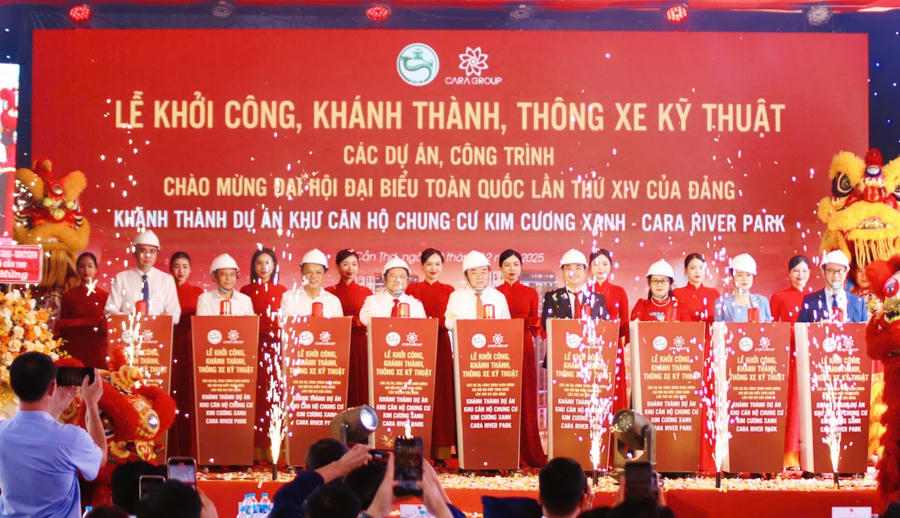 Lãnh đạo thực hiện nghi thức khánh thành dự án.